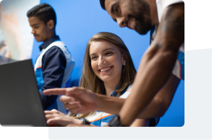 collaborateurs de Decathlon devant un ordinateur