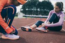 enfants sur une piste d'athlétisme