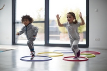 enfants sautant dans des cerceaux