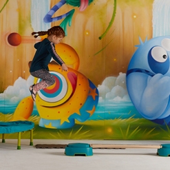 enfant sautant avec un ballon à la main