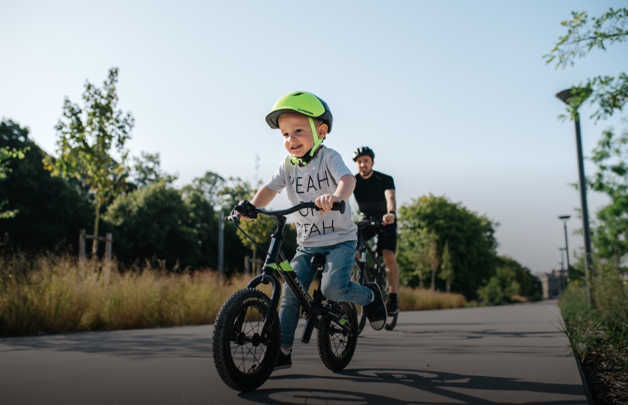 Un enfant et son père sur un vélo