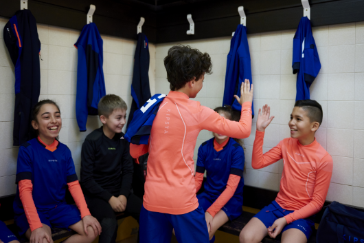 enfant avec équipements Kipsta dans un vestiaire