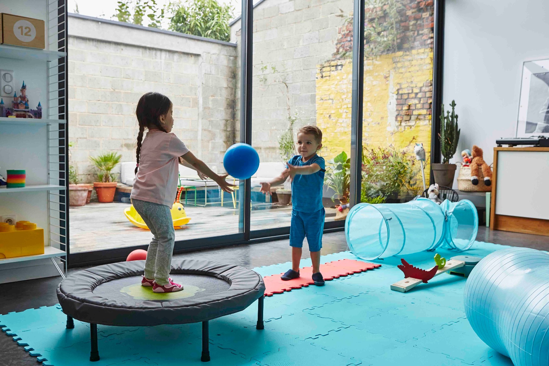 enfants pratiquant une activité de baby gym